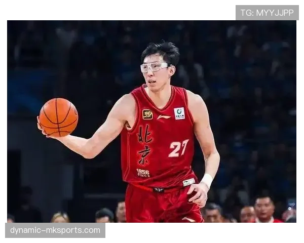 周琦，赛场上巨人，机场里像来走秀的网红