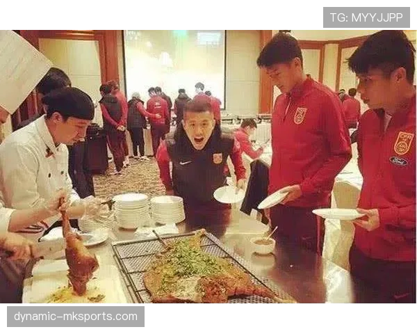 汪周雨赛后拎着泡面排队的样子，真不像台上那个精致人设